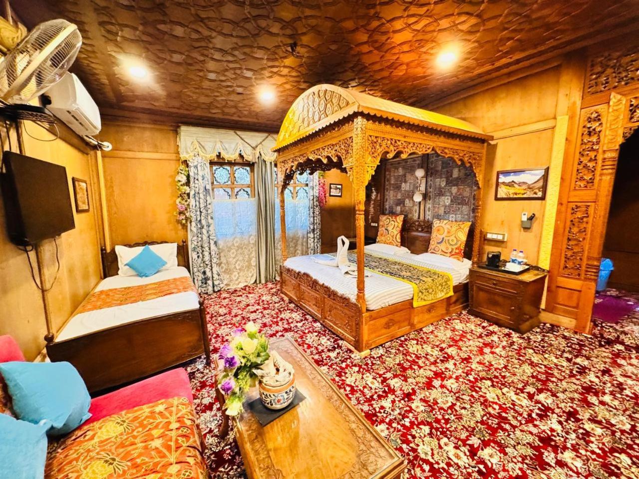 Готель Crown Of India Group Of Houseboats Срінагар Екстер'єр фото