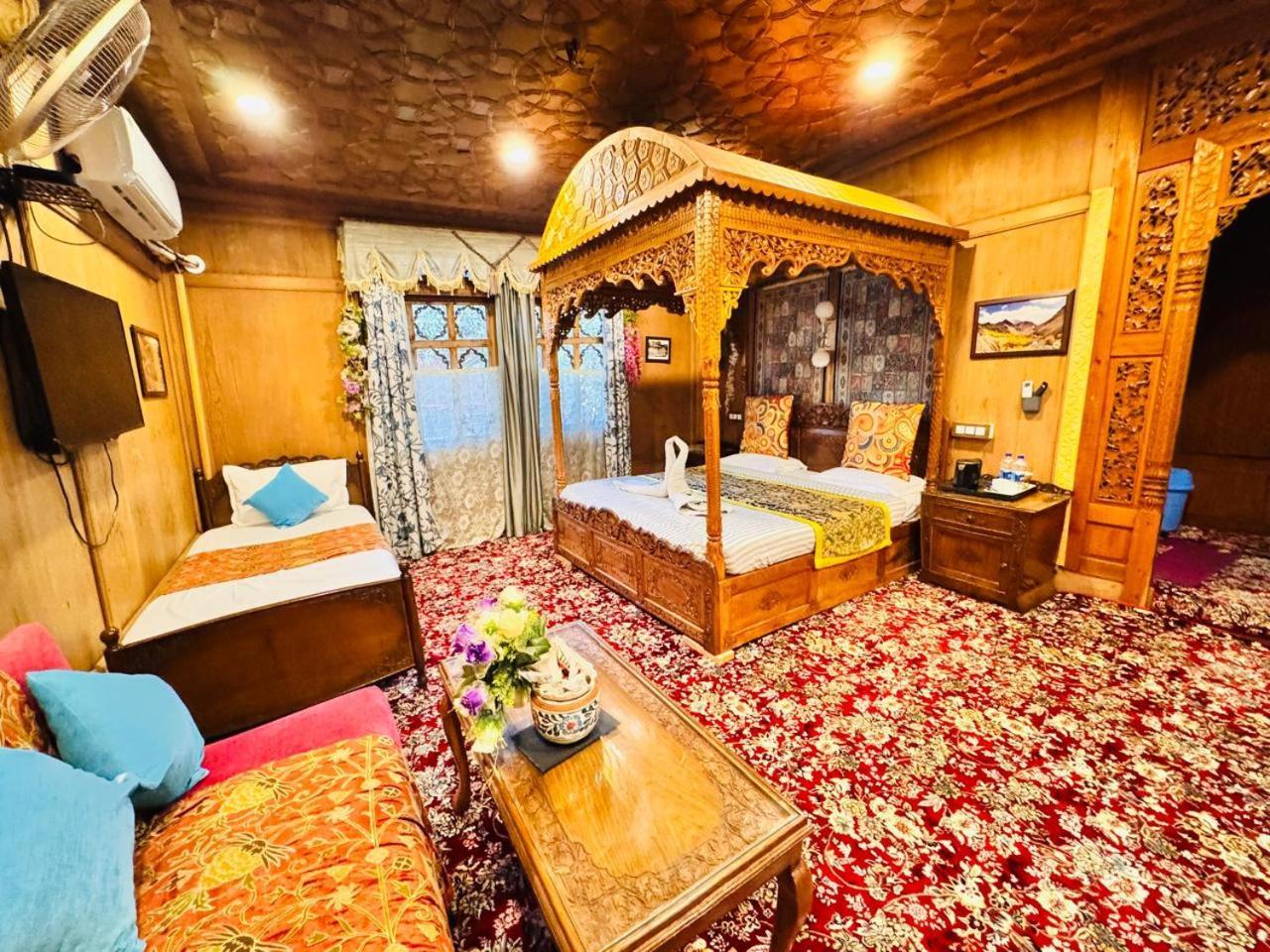 Готель Crown Of India Group Of Houseboats Срінагар Екстер'єр фото