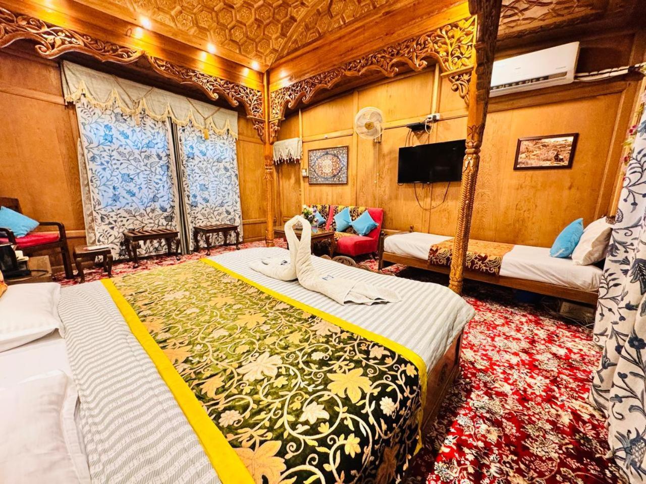 Готель Crown Of India Group Of Houseboats Срінагар Екстер'єр фото