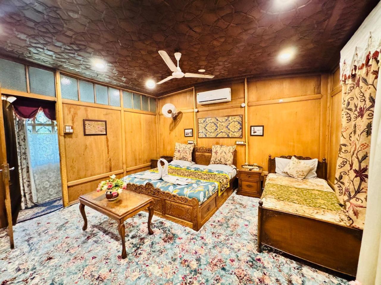 Готель Crown Of India Group Of Houseboats Срінагар Екстер'єр фото