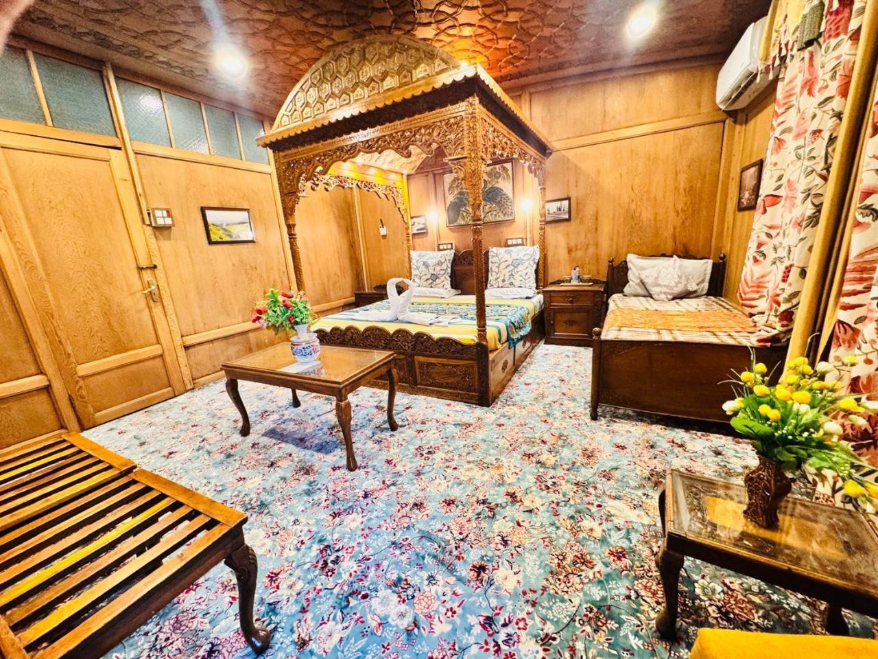 Готель Crown Of India Group Of Houseboats Срінагар Екстер'єр фото