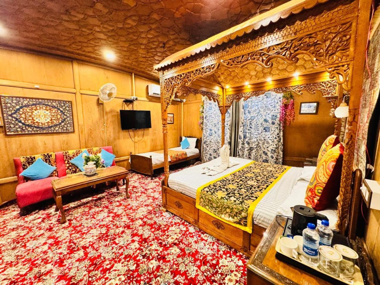 Готель Crown Of India Group Of Houseboats Срінагар Екстер'єр фото