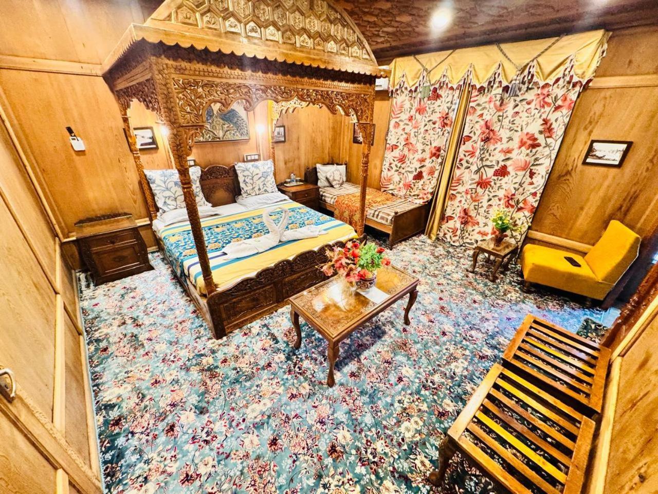 Готель Crown Of India Group Of Houseboats Срінагар Екстер'єр фото