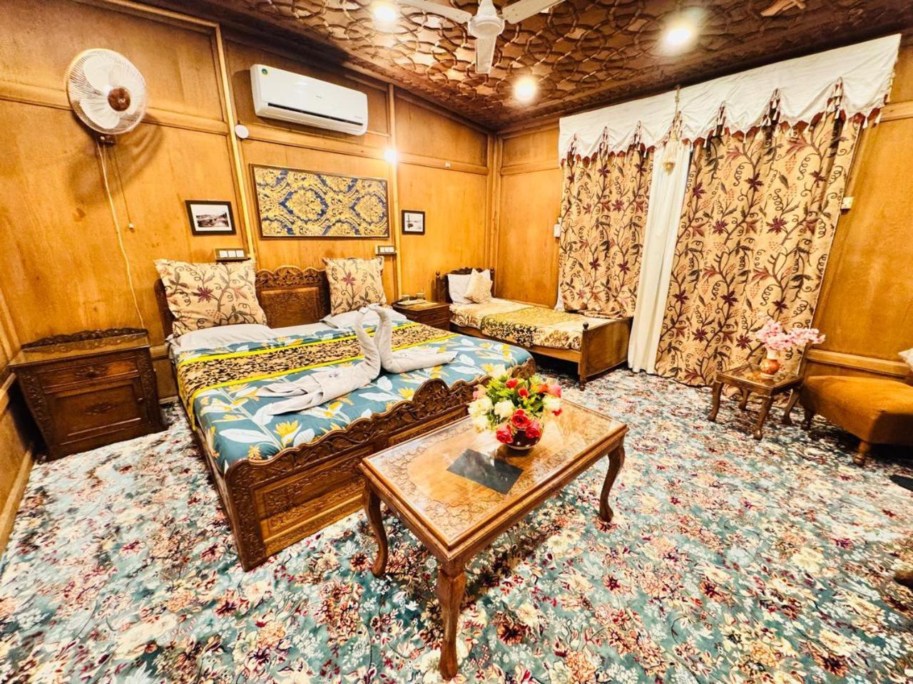 Готель Crown Of India Group Of Houseboats Срінагар Екстер'єр фото