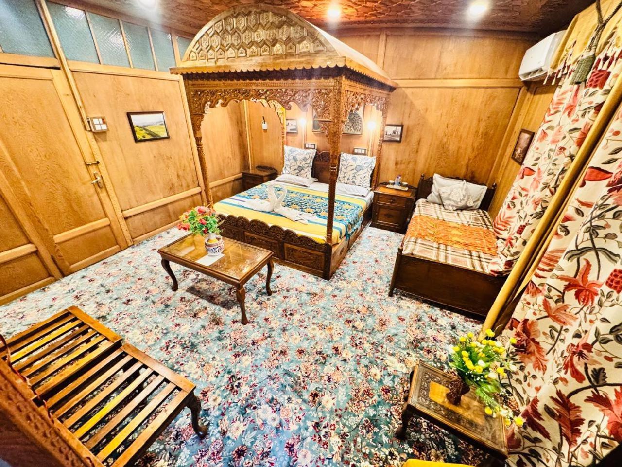 Готель Crown Of India Group Of Houseboats Срінагар Екстер'єр фото