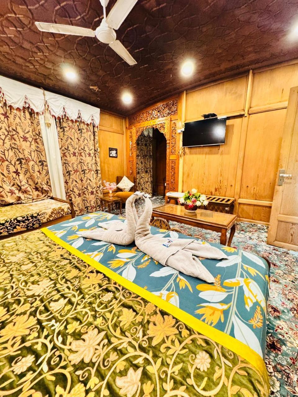 Готель Crown Of India Group Of Houseboats Срінагар Екстер'єр фото